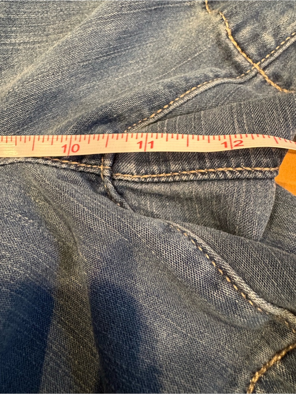 WHBM Women's Size 6 High-Rise Pleated Medium Wash Denim Shorts 5 Inseam - Picture 4 of 6